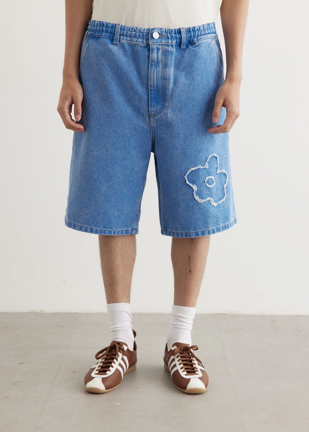 Active Outfit Flower Patch Bleached Denim Shorts