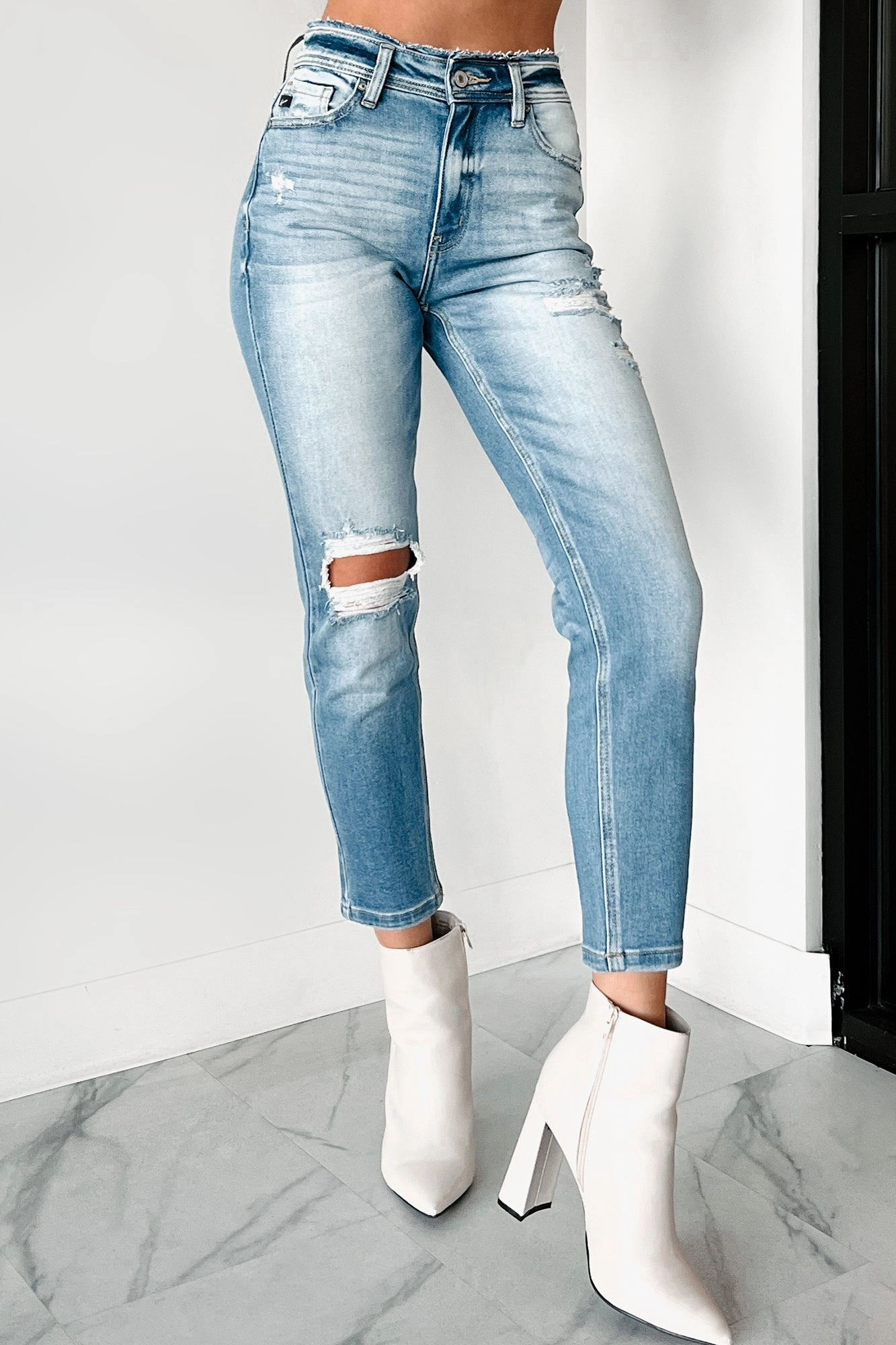 Casual Staple Andreas High Rise Distressed Kancan Mom Jeans (Light)