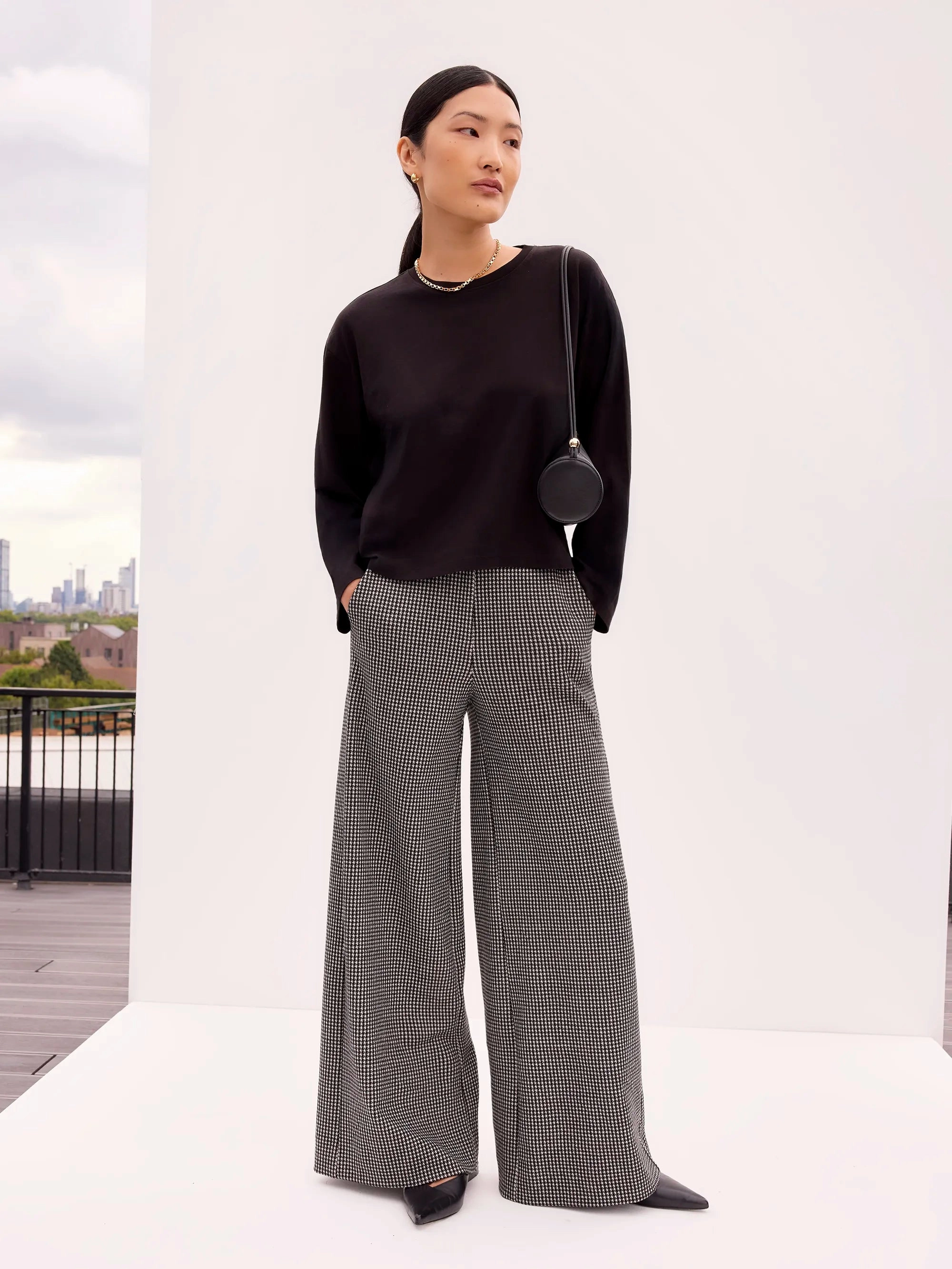 Tailored Silhouette Water Repellent Finish Black Long-Sleeved Organic Cotton T-Shirt