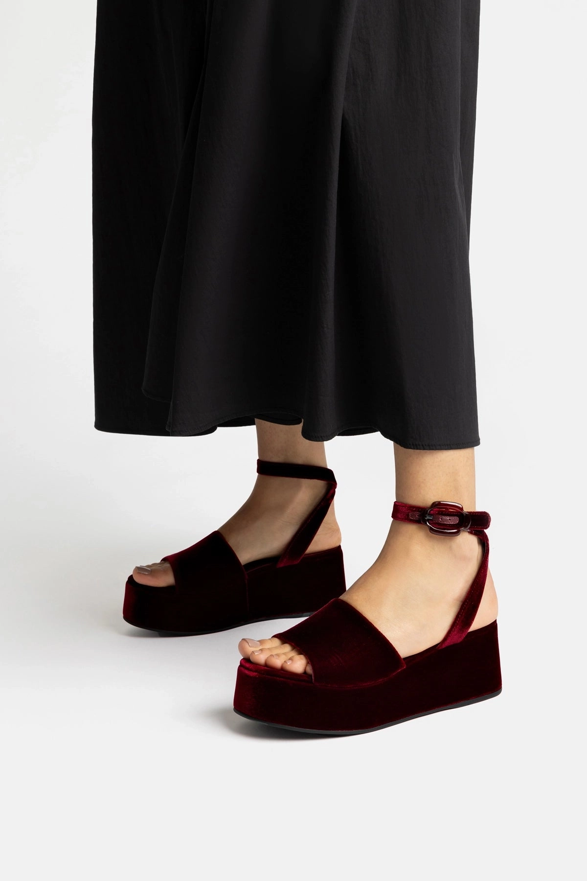 Ultraviolet Resistant Webbing Charli Flatform Sandal In Wine Velvet