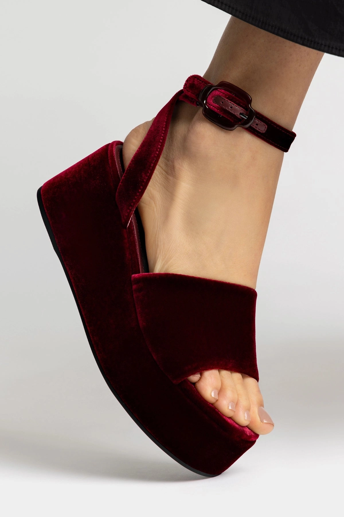 Charli Flatform Sandal In Wine Velvet Flexible Outdoor Footwear