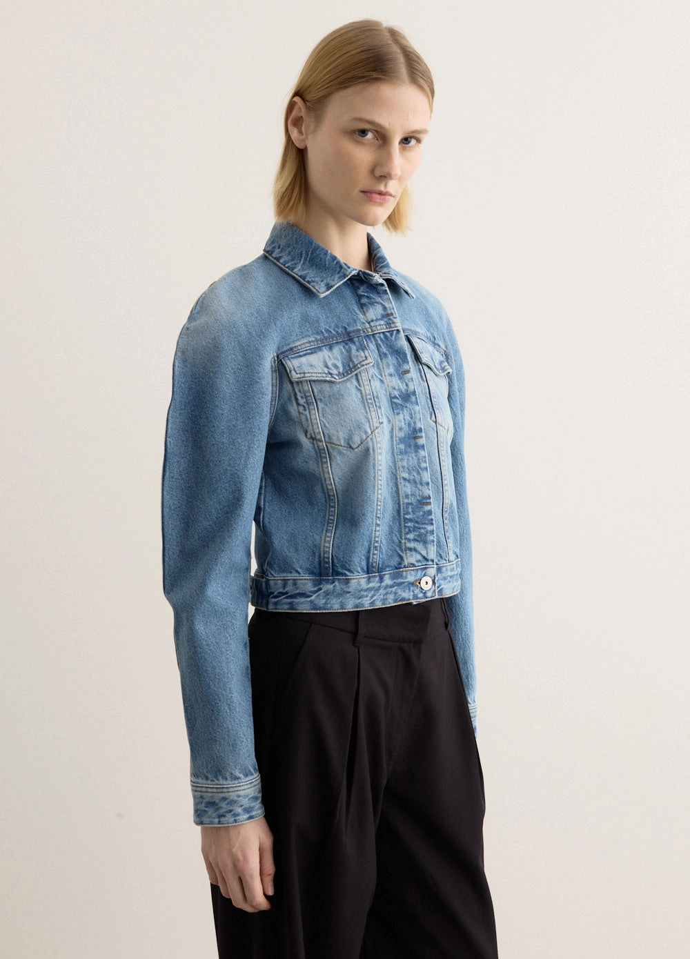 La Veste De-Nimes Ovalo Elegant Urban Explorer Athlete Fit Party Look Modern Minimalist