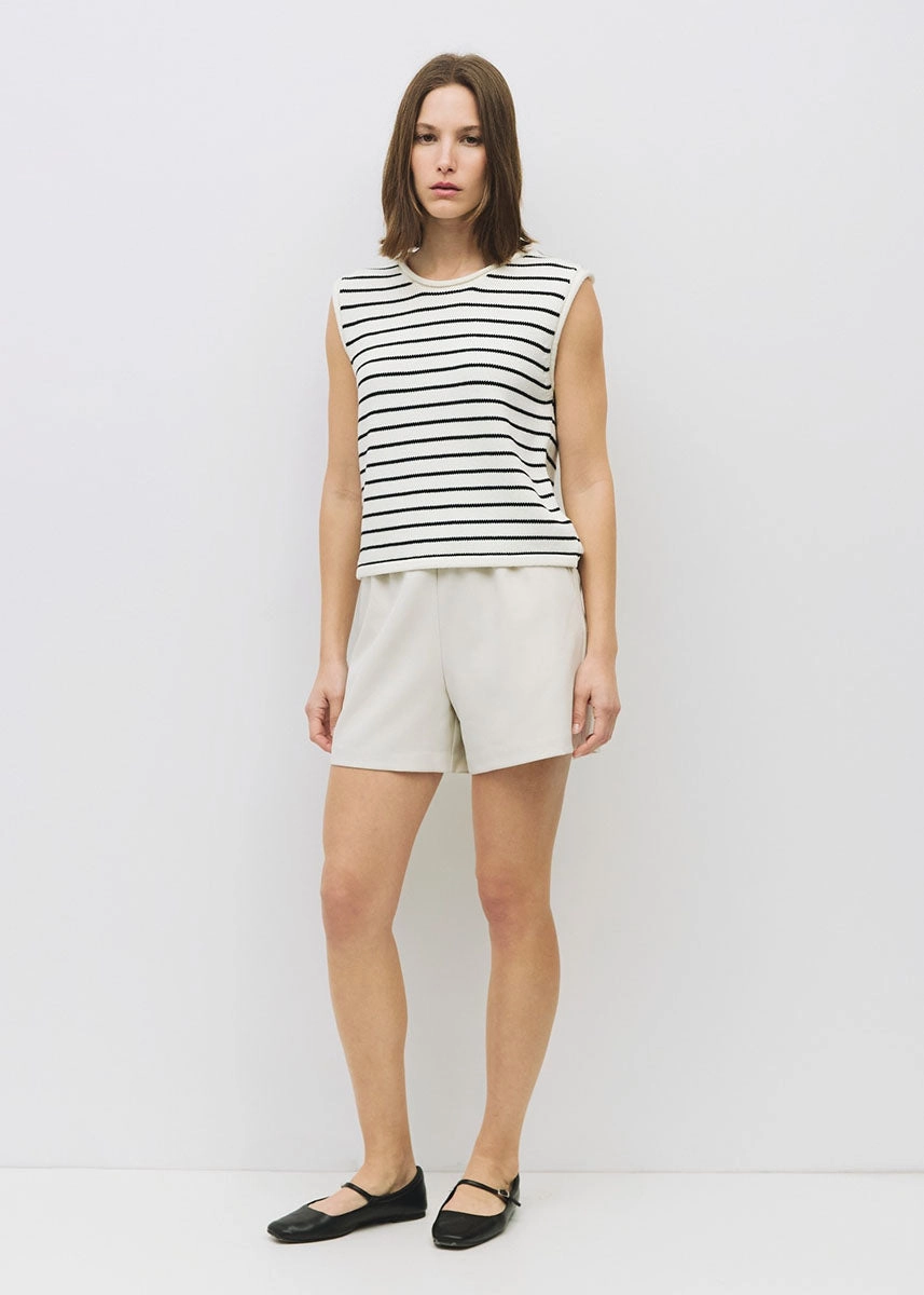 Reinforced Hem Stitching Microfiber texture The Paulson Top - White & Black