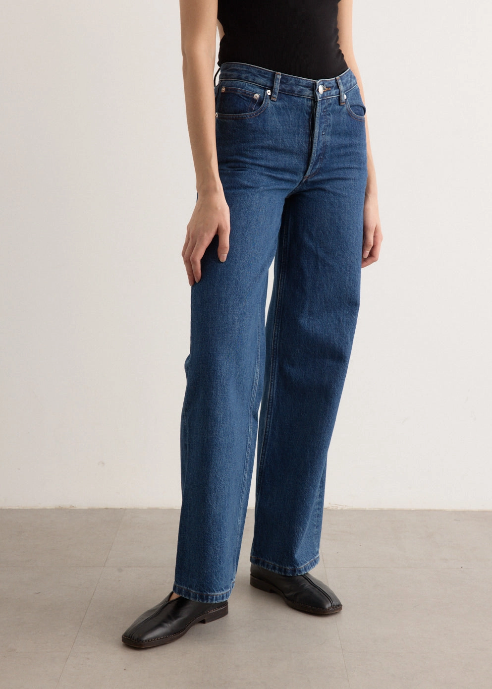 Elisabeth Jeans Travel Outfit Evening Stroll Minimalist