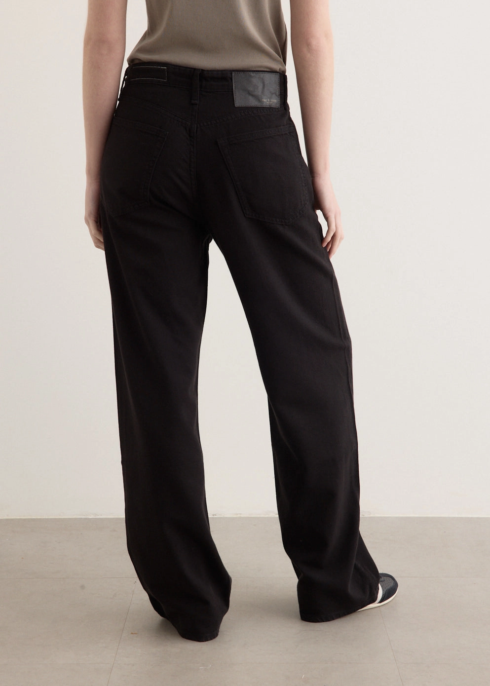 Featherweight Logan Jeans Natural Look