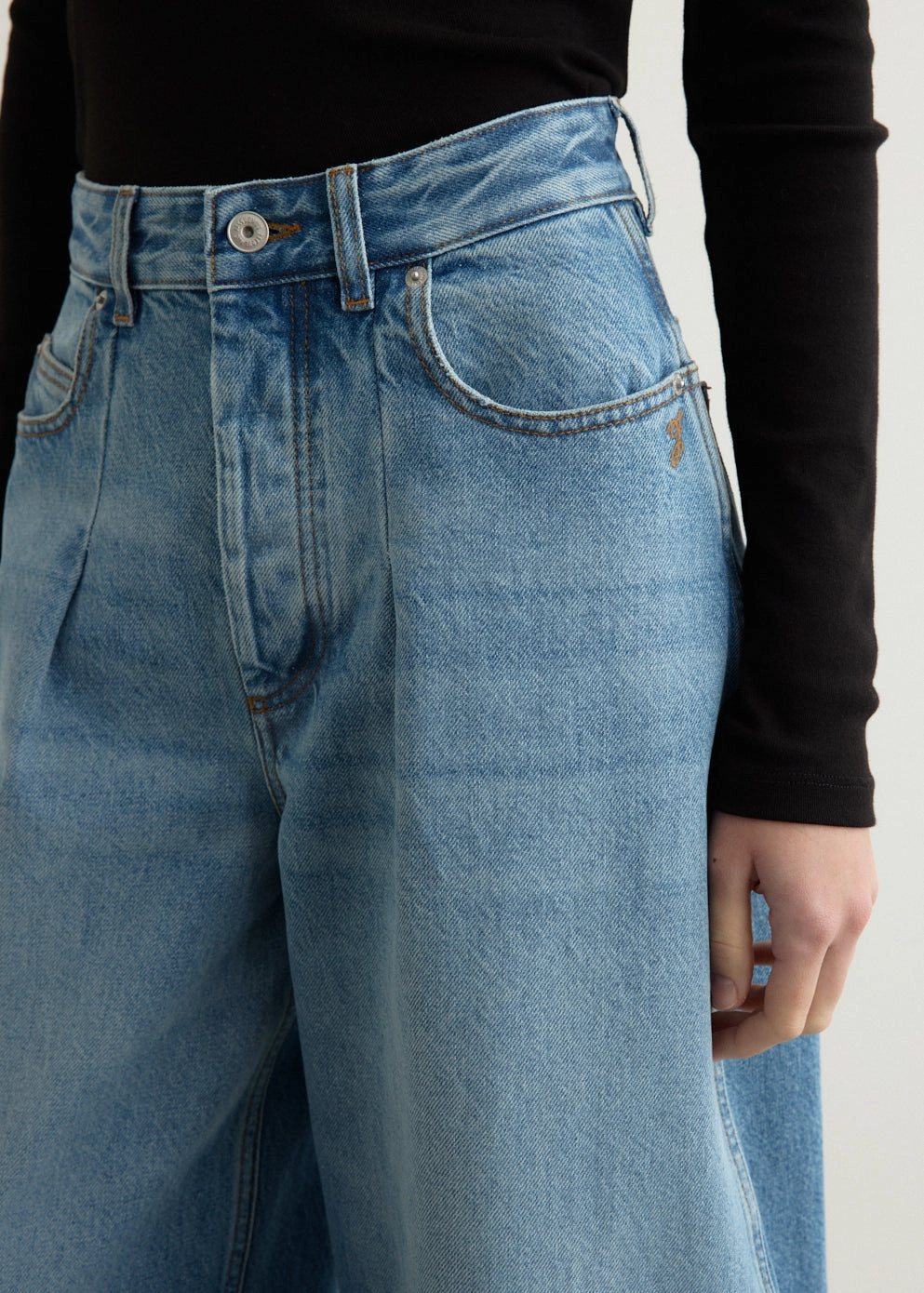 Elegant Party Look Winter Warmth Street Smart Le De-Nimes Ovalo Jeans