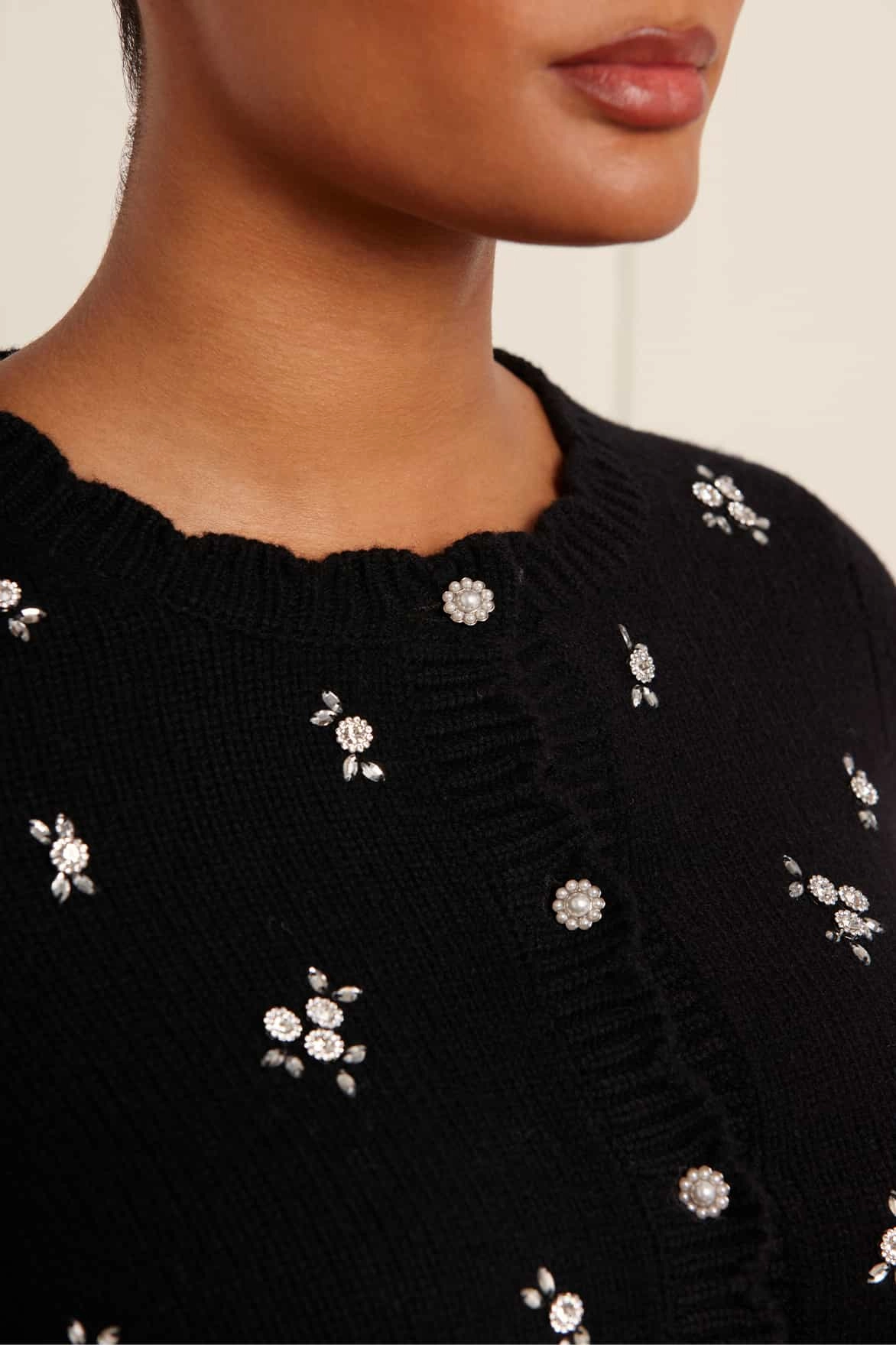 Non Irritating Edging Scattered Floral Embellished Short Cardigan