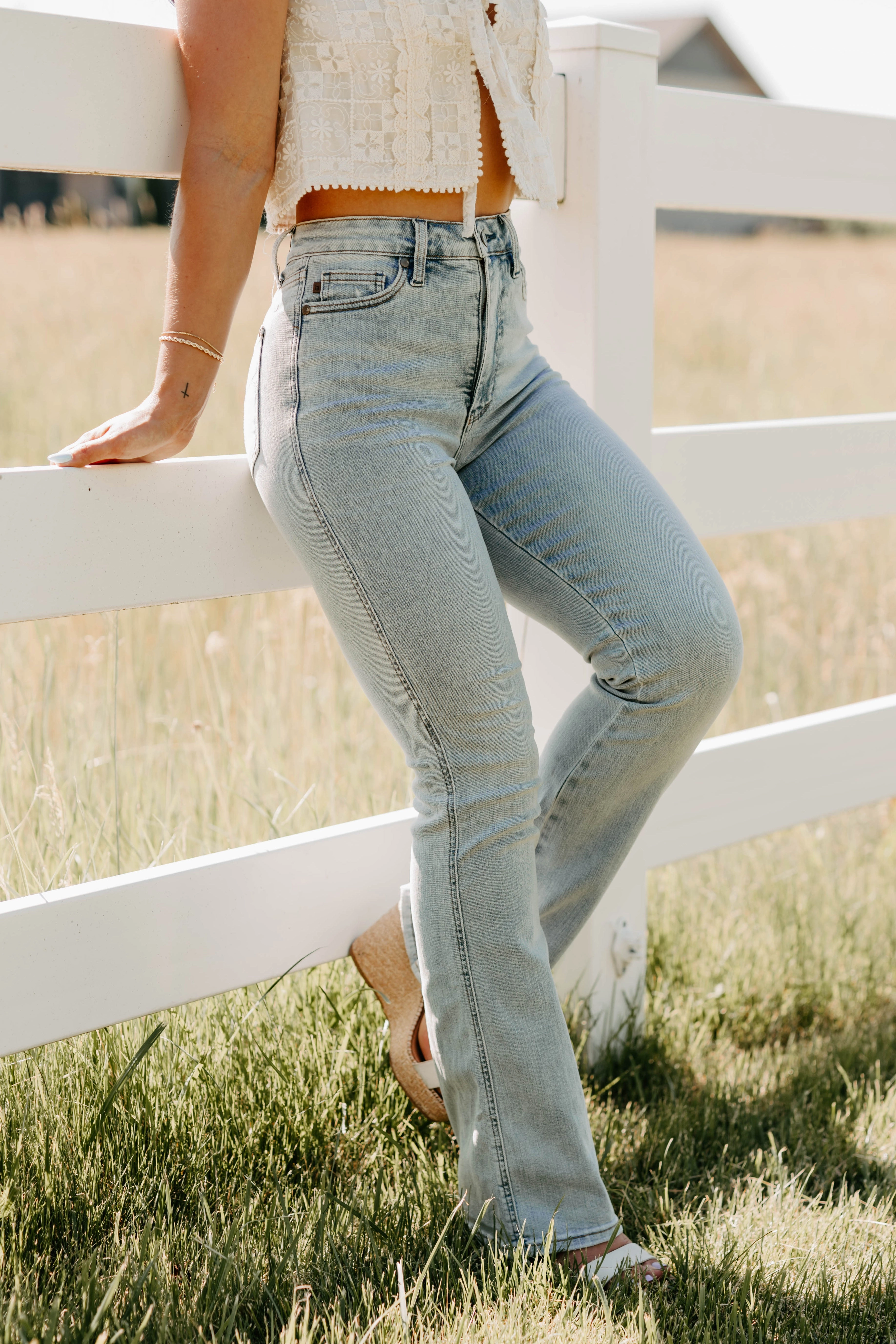 Sharp Comfort Isa Tummy Control Bootcut Judy Blue Jeans (Light)