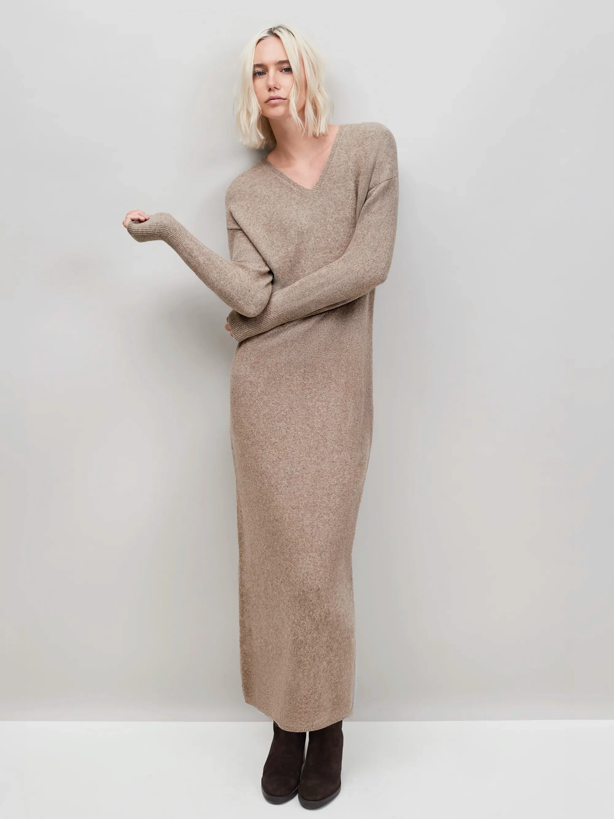 Light and Comfortable Wear Subtle tone Oatmeal V-Neck Knit Dress