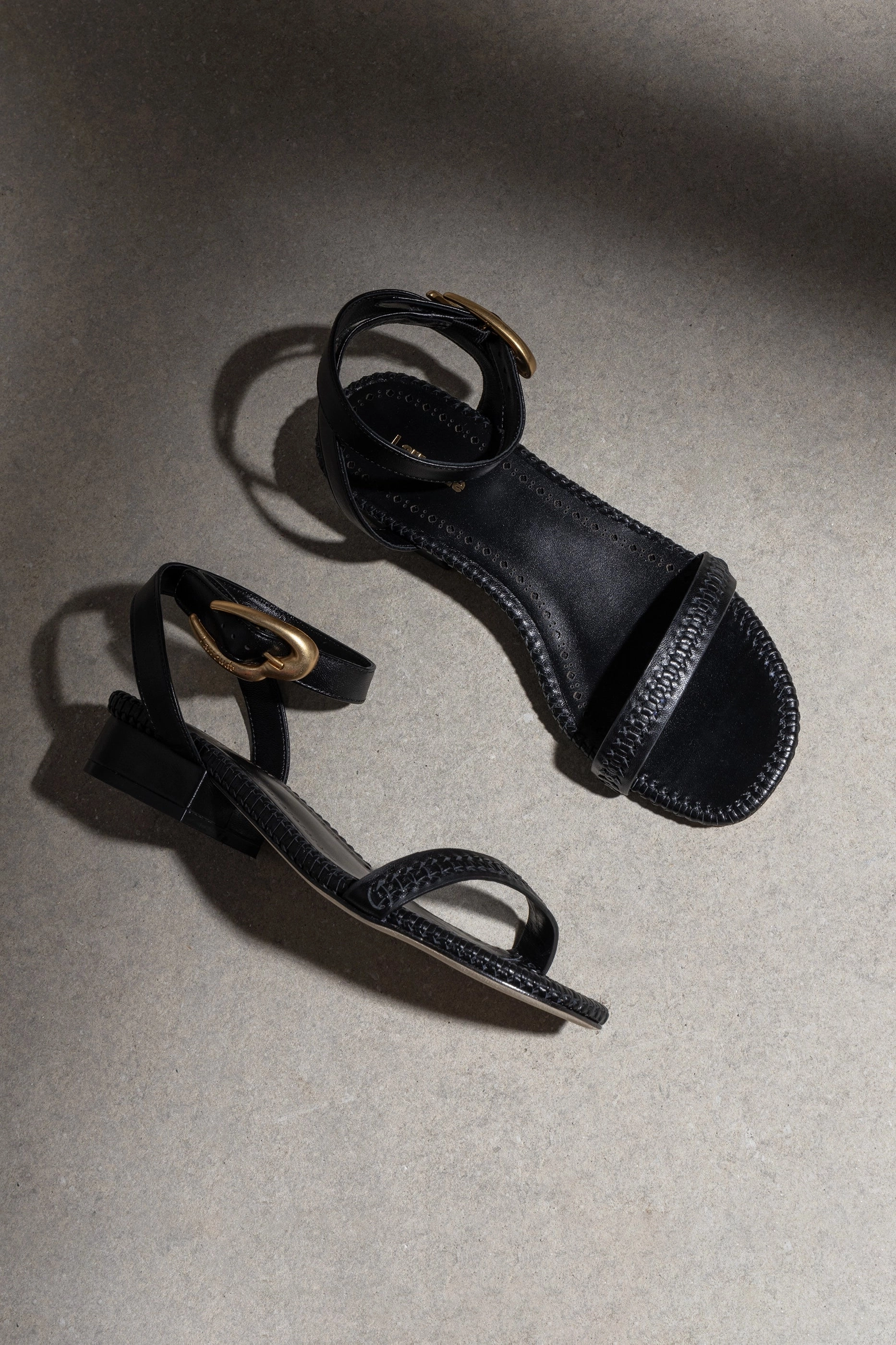 Relaxed Open Toe Shoes Verona Flat Sandal In Black Leather