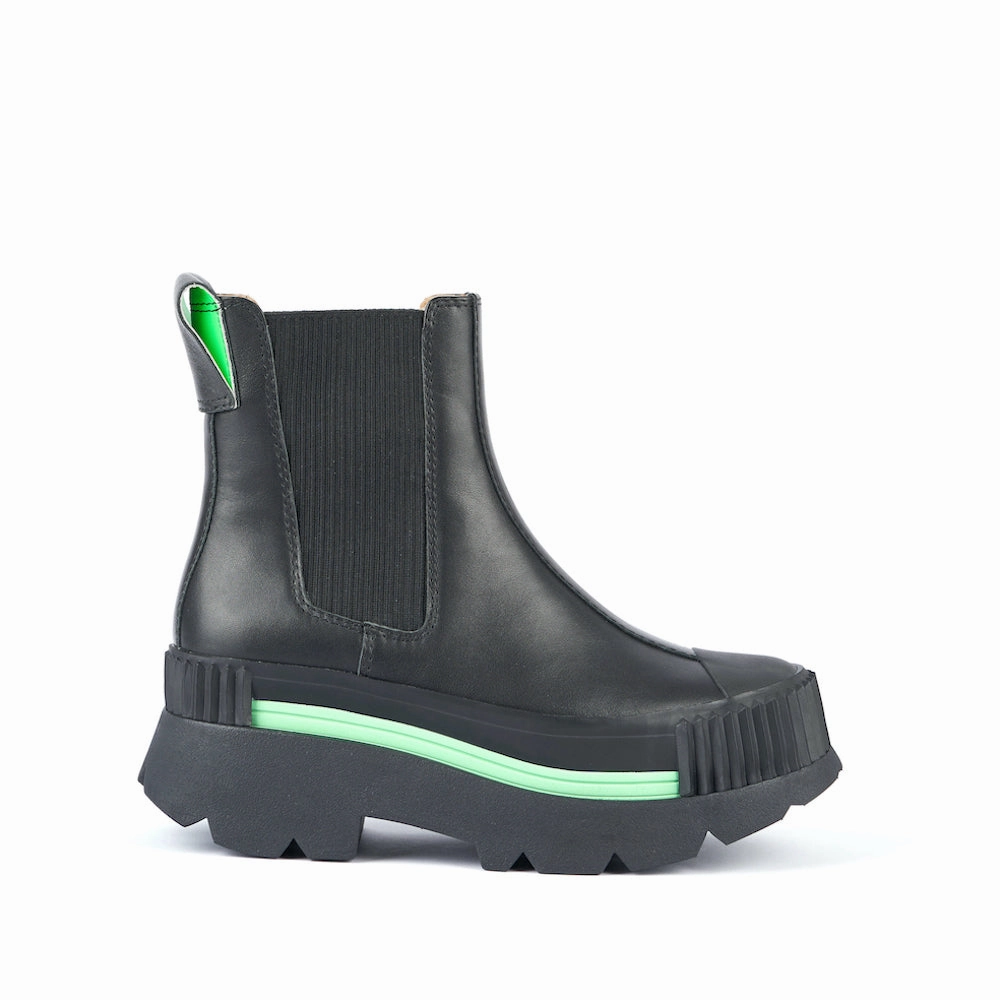 Grippy Outsole Rough Terrain Flexible Frame Urban Traveler ESKER CHELSEA BLACK