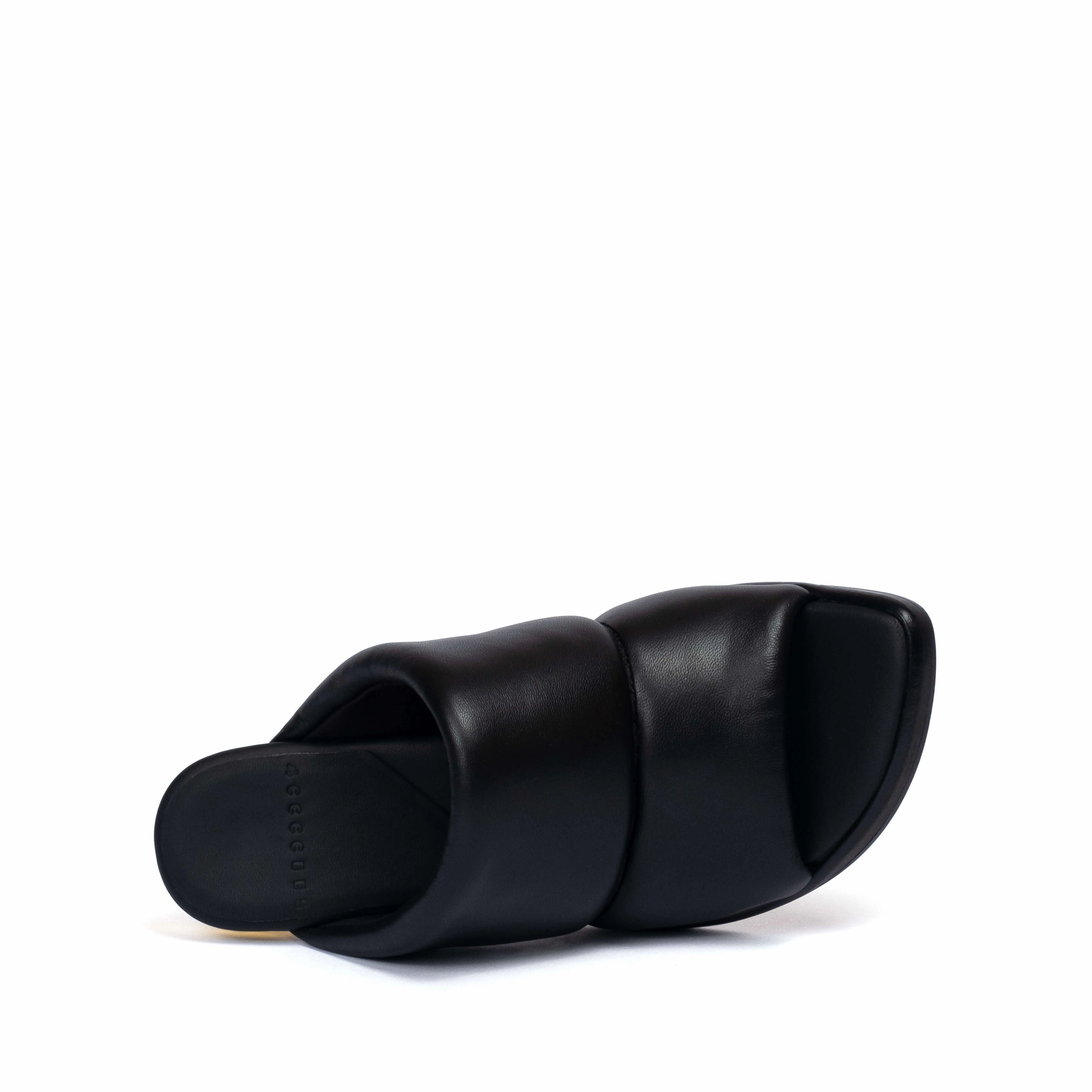 OSHA PILLOW BLACK hypoallergenic Fashion Show