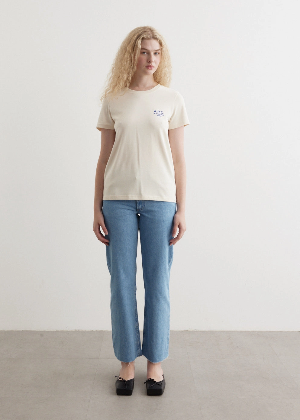 Vibrant Bold Look Street Fashion Winter Warmth Professional Wear Relaxed Raw Edge Jeans