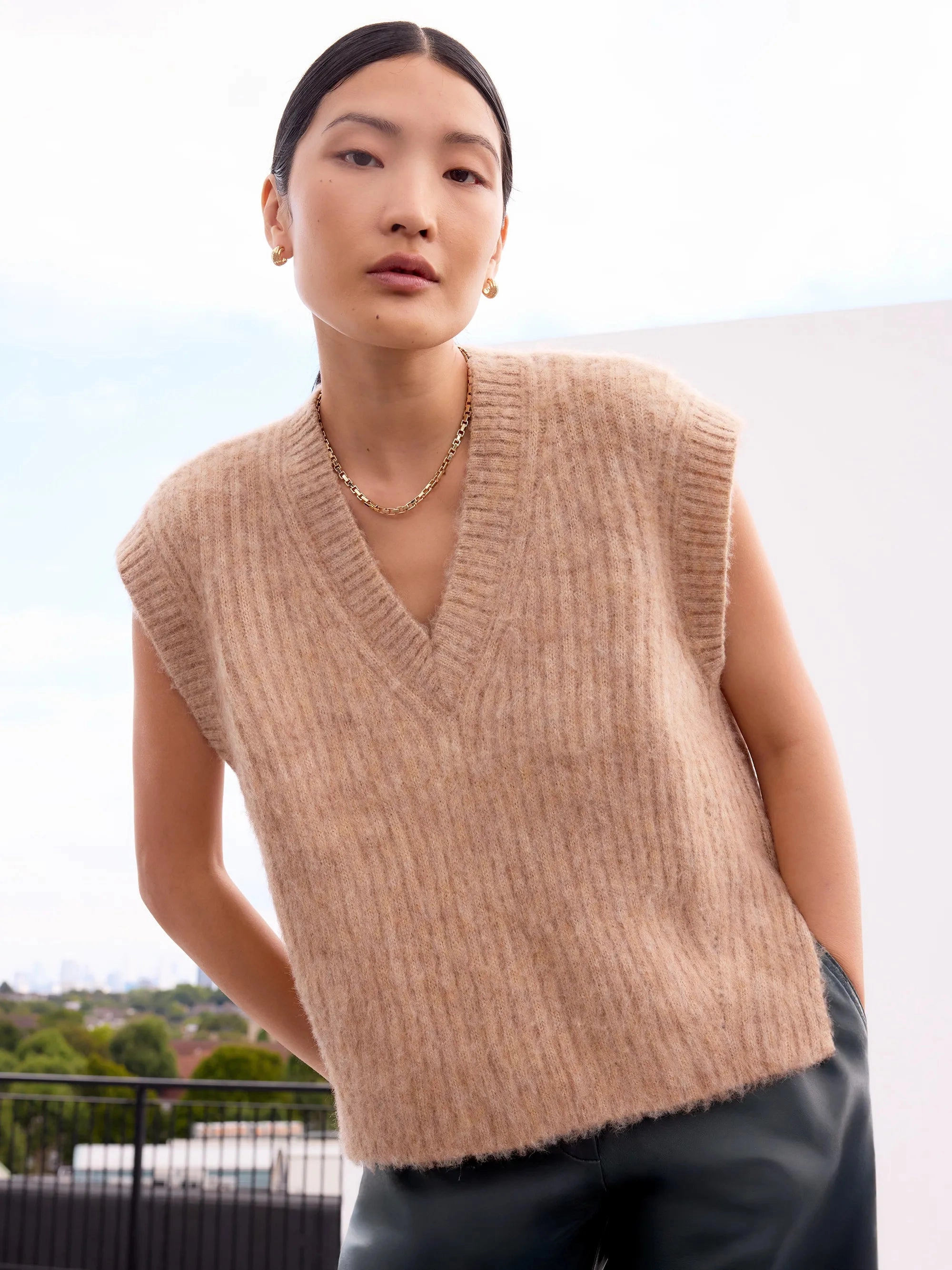 Light Fabric Compact TravelFriendly Design Caramel V-Neck Knit Vest with Wool and Alpaca