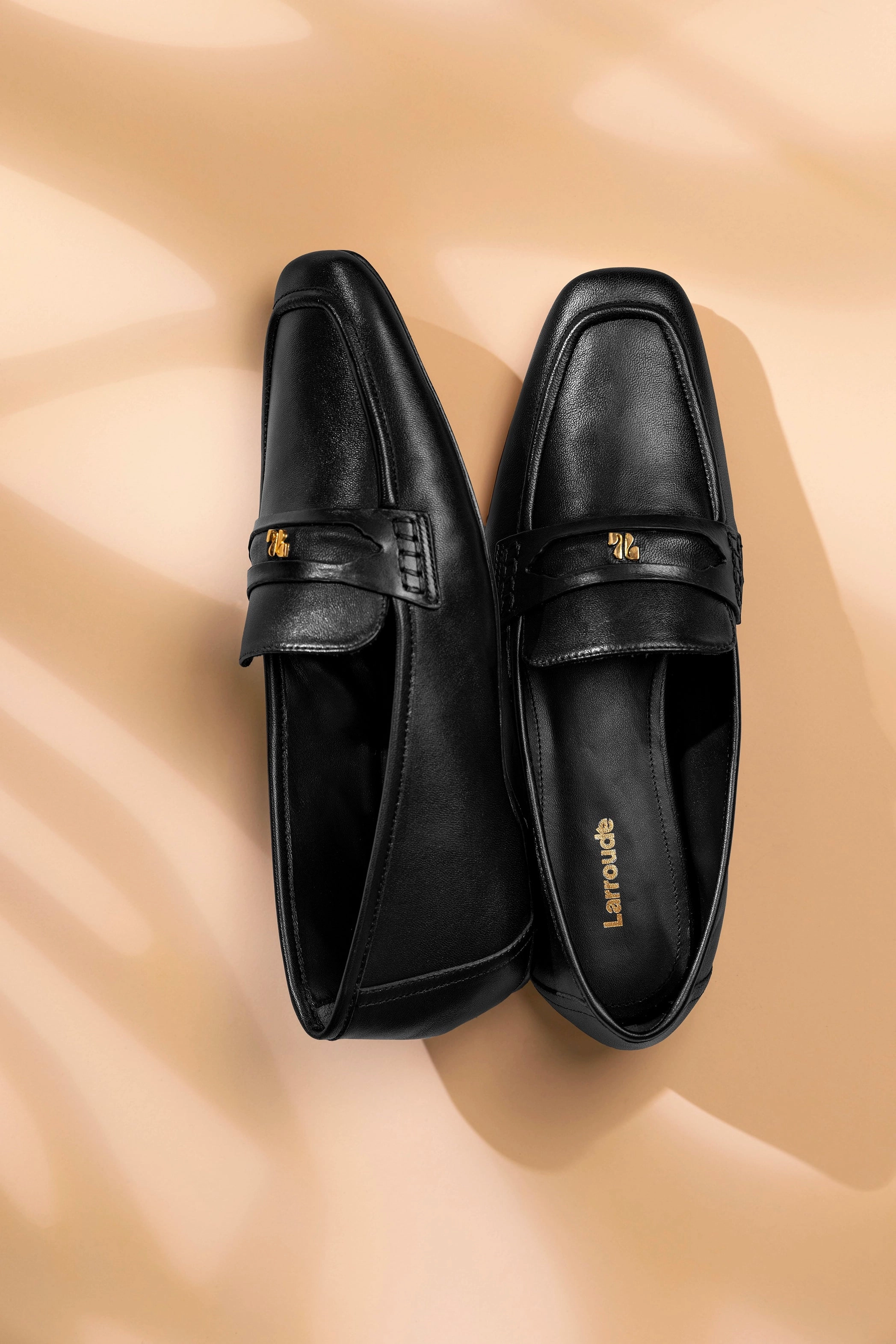 Flexible Design Plush comfort Suki Flat Loafer In Black Leather