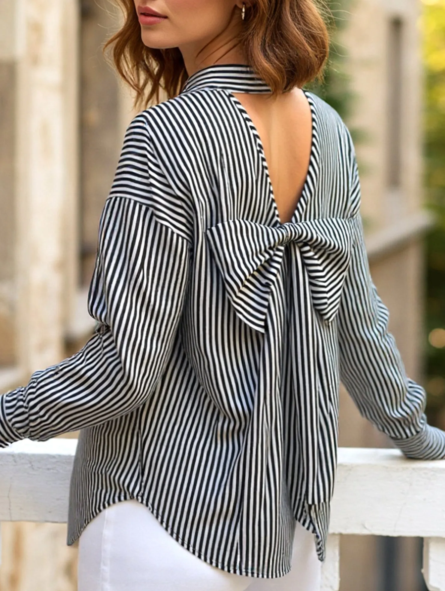Classic Layering Breathable Look A striped printed long-sleeved shirt with a bow
