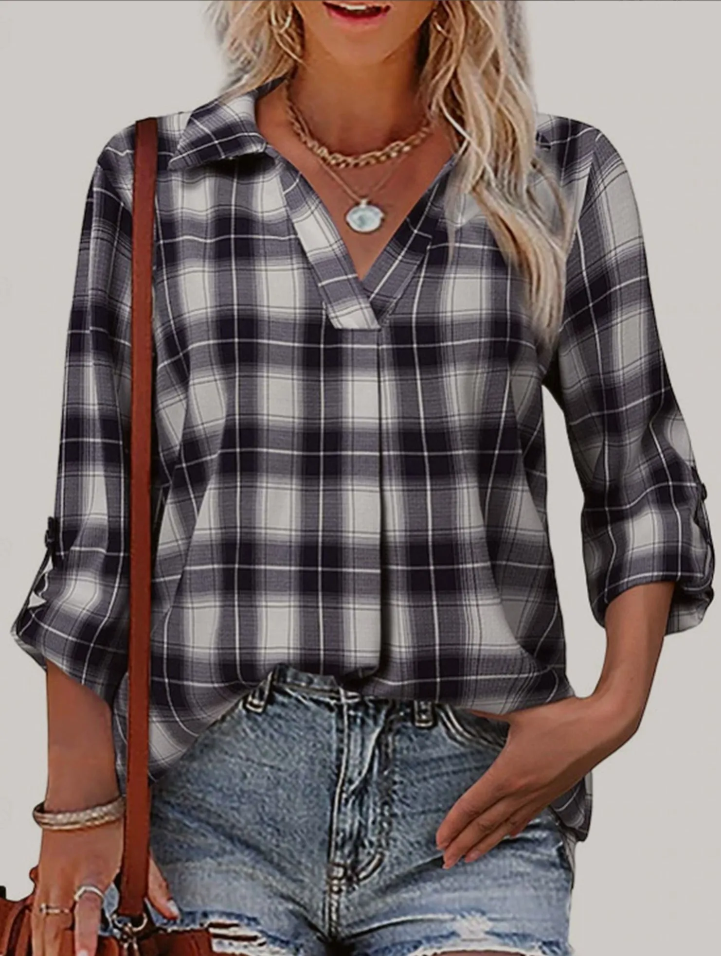 V-neck lapel loose-fitting women's plaid shirt Versatile Wardrobe Piece Fit for Any Season