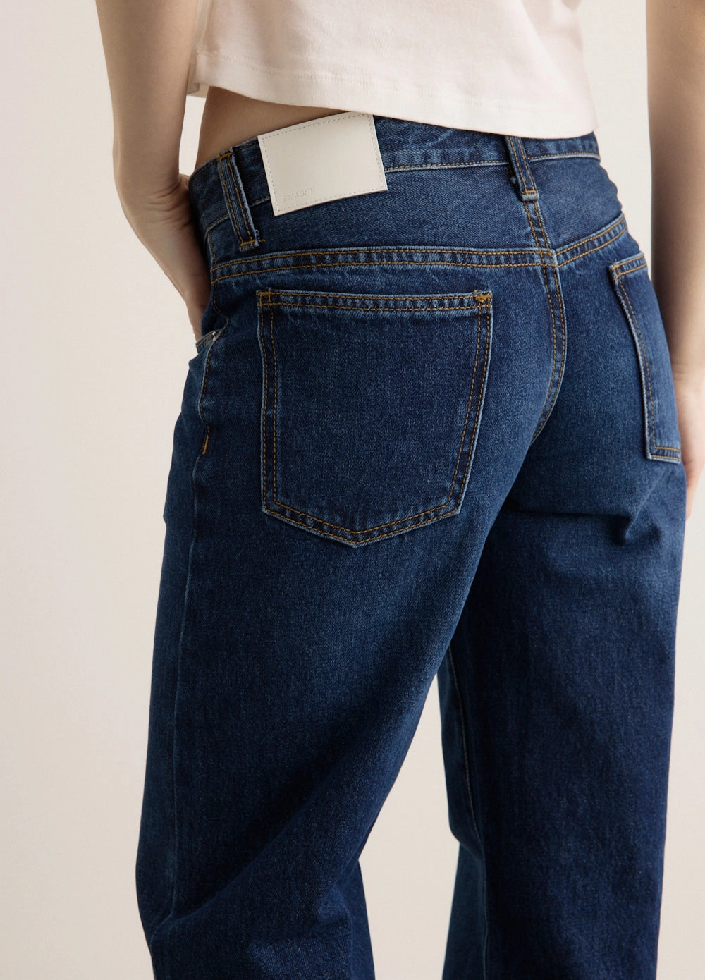 90s Low Rise Jeans Couple Look Elegant Summer Vibes Eco Friendly Chill Outfit Road Trip