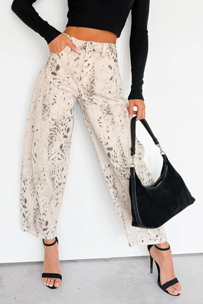 Night Out Parent Style Brunch Outfit Traveler Gear Zane High Rise Printed Barrel Kancan Jeans (Beige/Black)