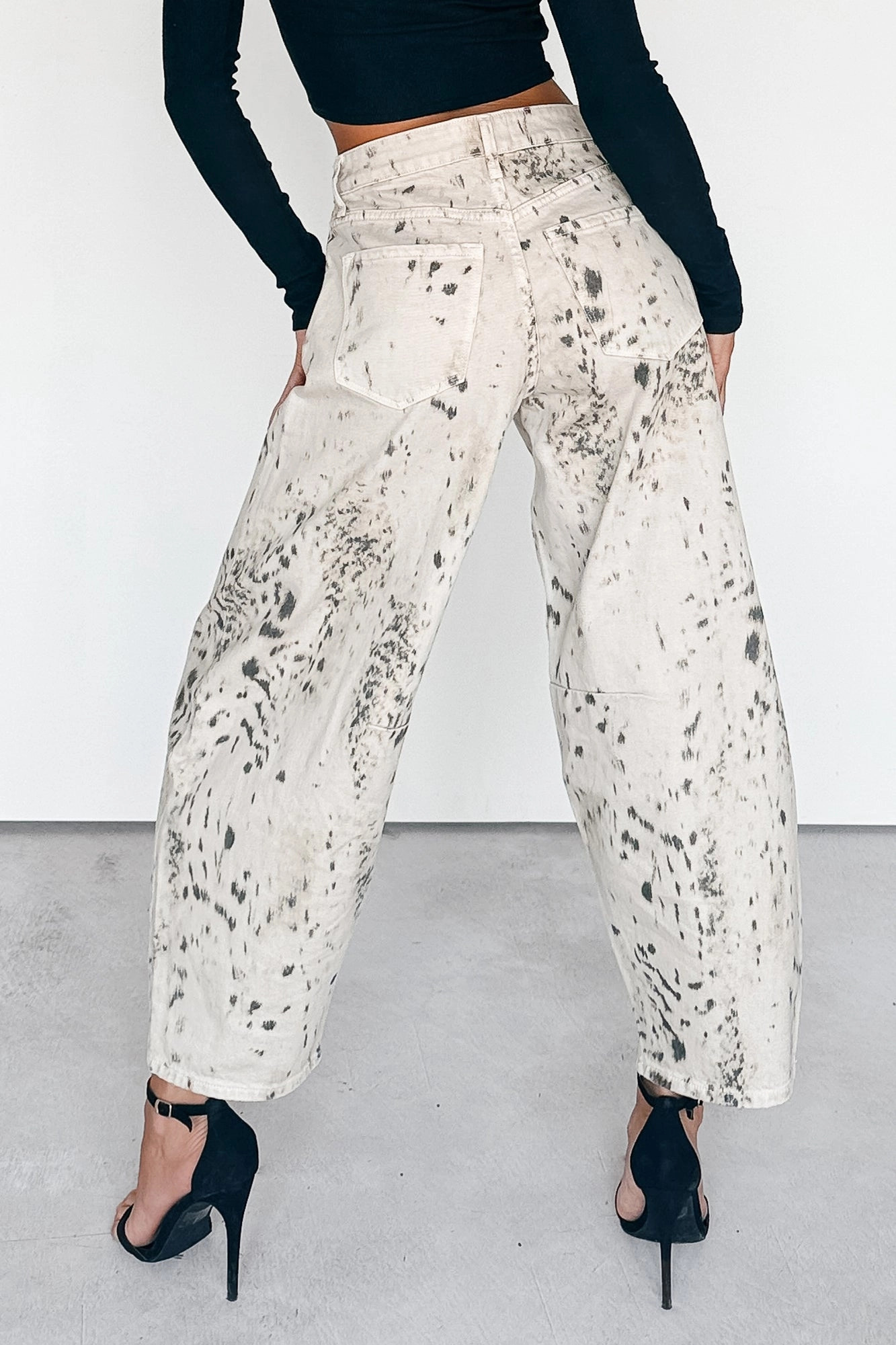 Zane High Rise Printed Barrel Kancan Jeans (Beige/Black) Eco Friendly Dye